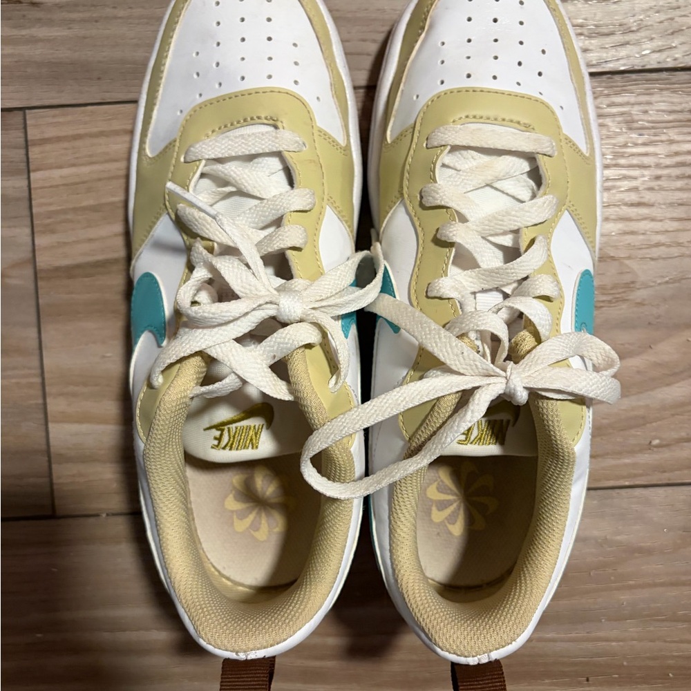 Nike Low-Top Sneakers in White, Cream & Teal Accent